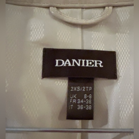 Vintage Danier leather biker jacket. Classic look & tailored fit - Picture 2 of 5